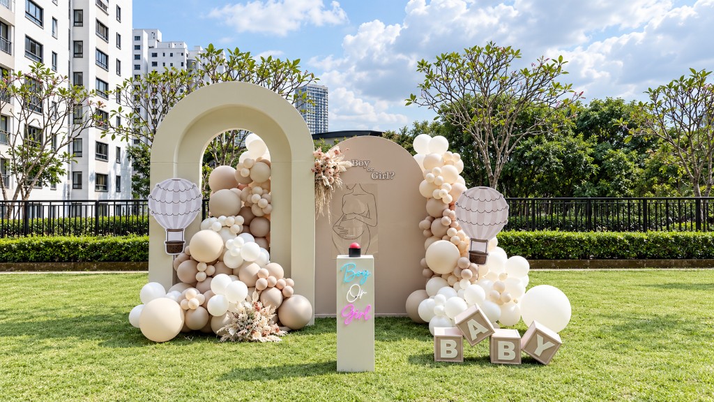 BB Boujie mix-panel balloon backdrop with Boy or Girl neon, wooden BABY blocks and a press-box reveal.