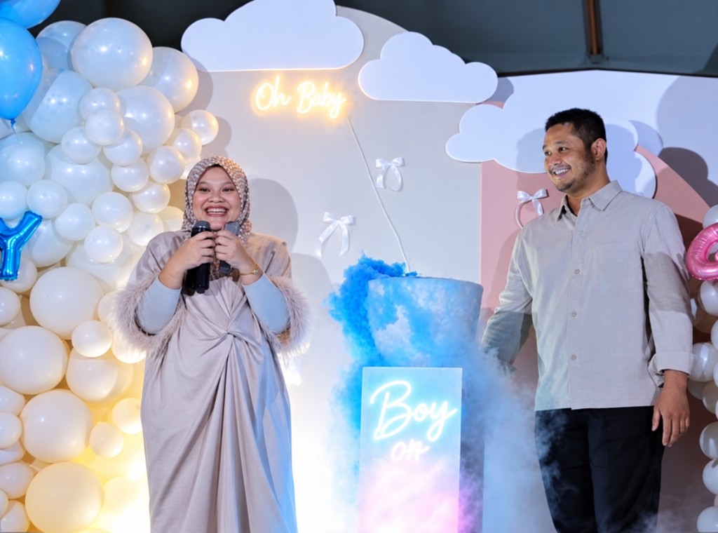 Dry Ice Reveal Package B with Oh Baby neon, a Boy pedestal bowl of blue smoke and cloud balloon styling.